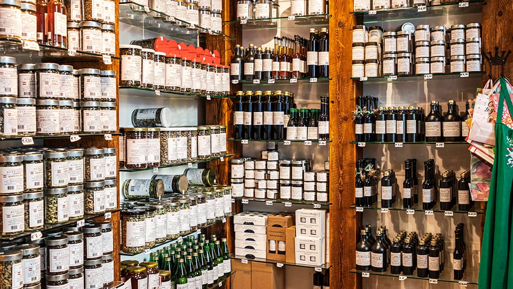 Das Bild zeigt eine Ecke vom Bauernladen beim Samenkönig mit vielen Produkten wie verschiedene Sorten von Kürbiskernen und Kernölflaschen.