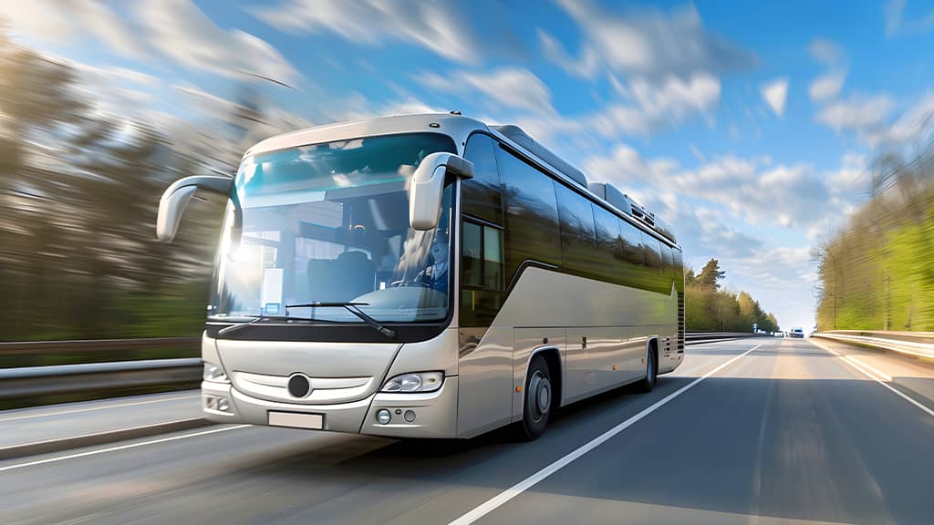 Das Bild zeigt einen Reisebus auf einer Autobahn.