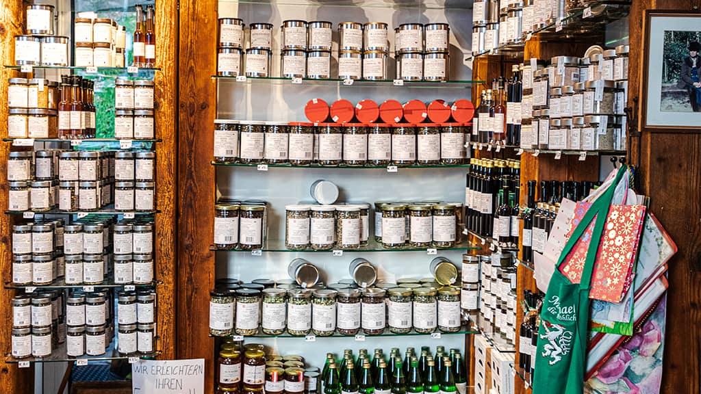 Das Bild zeigt eine Ecke vom Bauernladen beim Samenkönig mit vielen Produkten wie verschiedene Sorten von Kürbiskernen und Kernölflaschen.